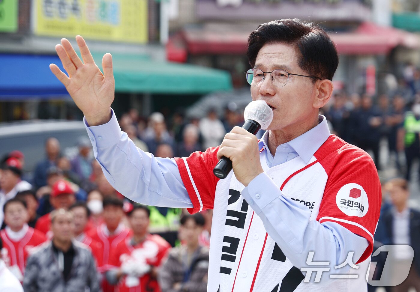 본문 이미지 - 김문수 국민의힘 대통령 후보가 14일 경남 밀양시 밀양관아 앞에서 유세를 하고 있다. 2025.5.14/뉴스1 ⓒ News1 김민지 기자