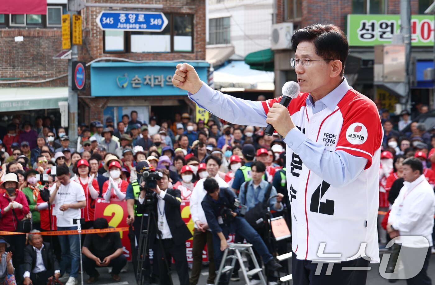 본문 이미지 - 김문수 국민의힘 대통령 후보가 14일 경남 밀양시 밀양관아 앞에서 유세를 하고 있다. 2025.5.14/뉴스1 ⓒ News1 김민지 기자