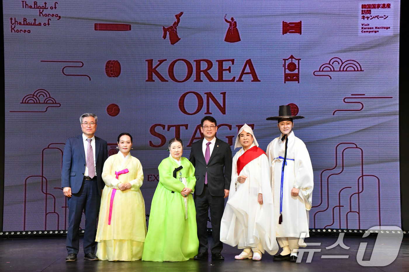 (서울=뉴스1) = 최응천 국가유산청장이 14일 일본 오사카에서 열리고 있는 2025 오사카·간사이 엑스포장 내 페스티벌 스테이션에서 국가무형유산 전통 공연 '코리아 온 스테이지 …
