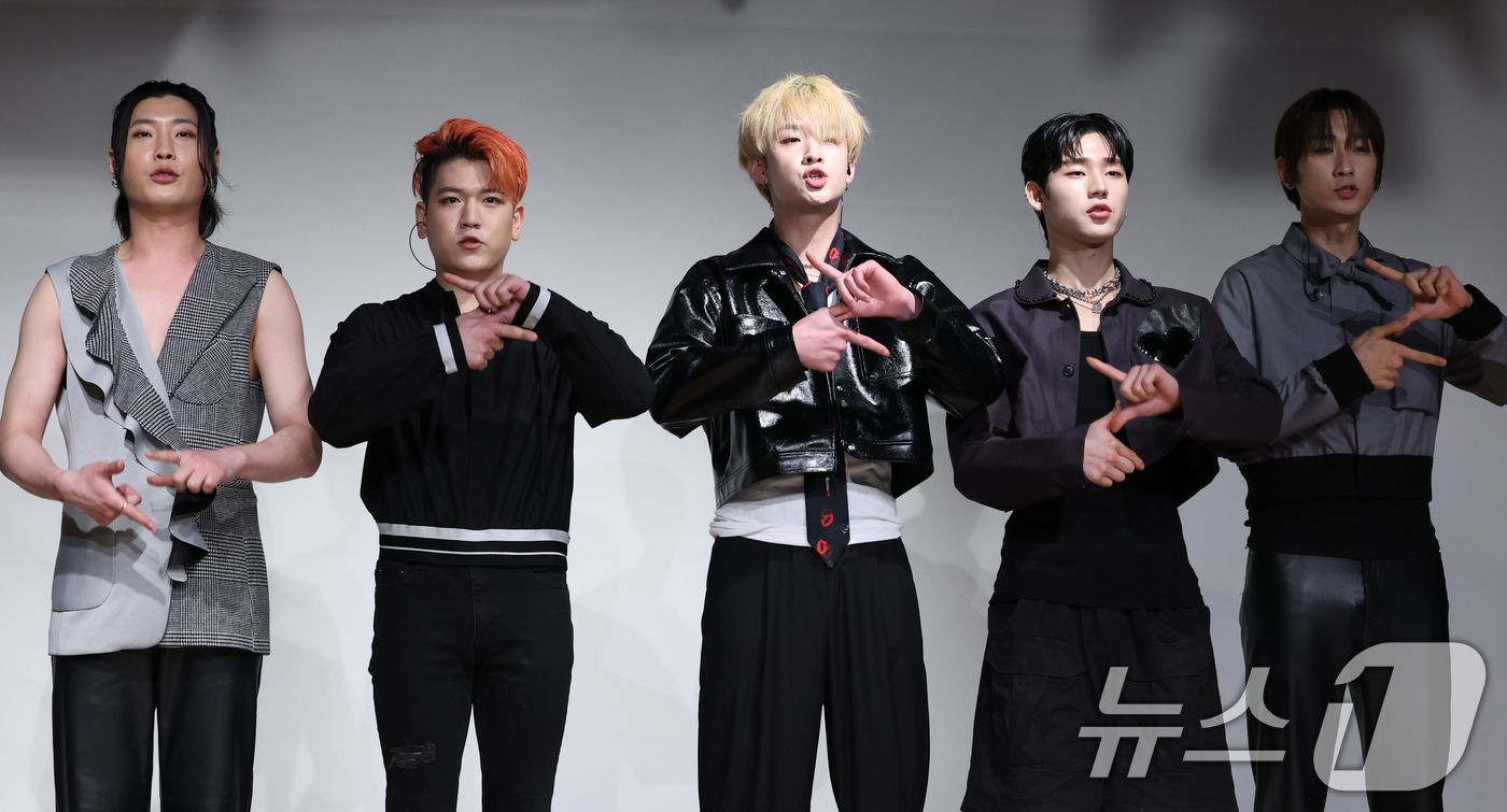 (서울=뉴스1) 권현진 기자 = 밴드 투지(2Z)의 주논(왼쪽부터)과 뉴본, 호진, 범준, 정현이 14일 서울 금천구 문화정원 아트홀에서 가진 다섯 번째 싱글 'CrossRoad( …