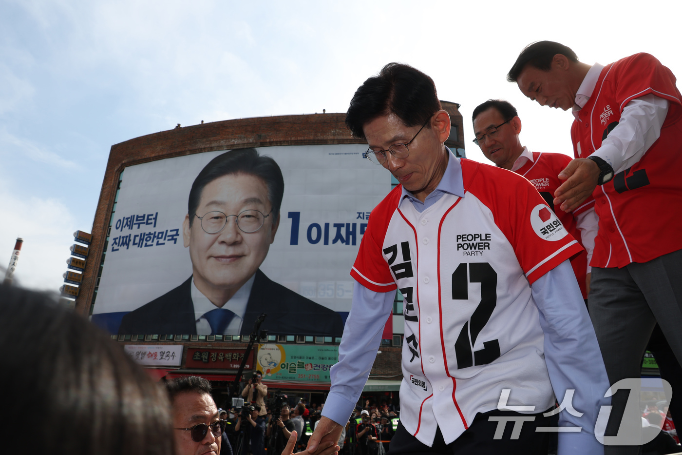 (밀양=뉴스1) 김민지 기자 = 김문수 국민의힘 대통령 후보가 14일 경남 밀양시 밀양관아 앞에서 유세를 마치고 나서고 있다. (공동취재)2025.5.14/뉴스1