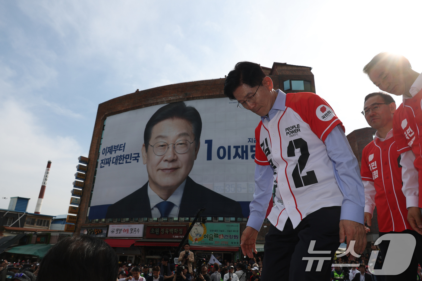 (밀양=뉴스1) 김민지 기자 = 김문수 국민의힘 대통령 후보가 14일 경남 밀양시 밀양관아 앞에서 유세를 마치고 나서고 있다. (공동취재)2025.5.14/뉴스1