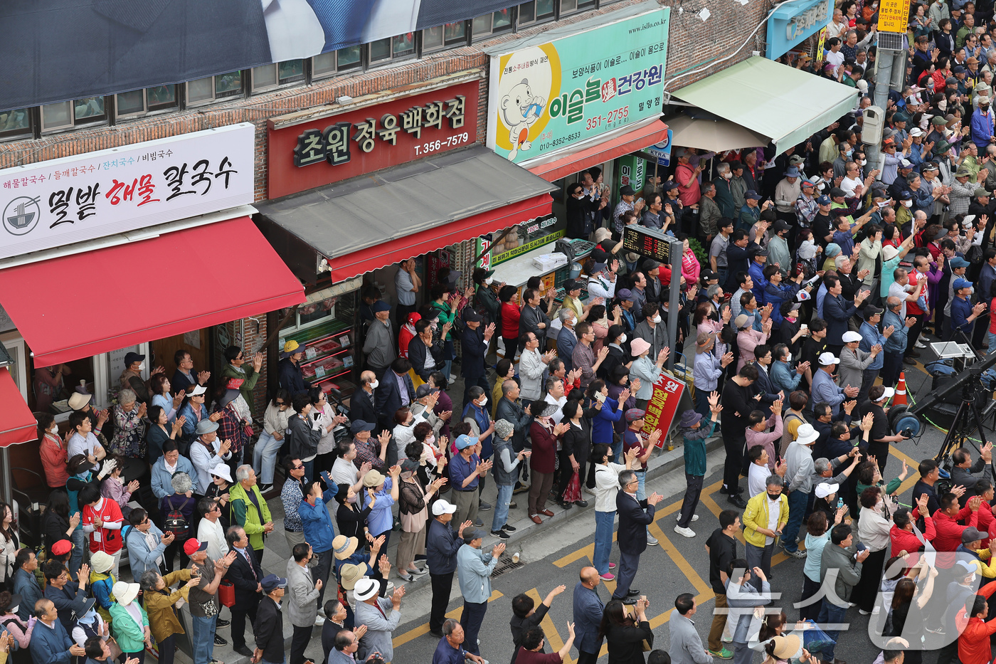 (밀양=뉴스1) 김민지 기자 = 14일 경남 밀양시 밀양관아앞에서 시민들이 유세하는 국민의힘 김문수 대선 후보를 보고 있다. (공동취재) 2025.5.14/뉴스1
