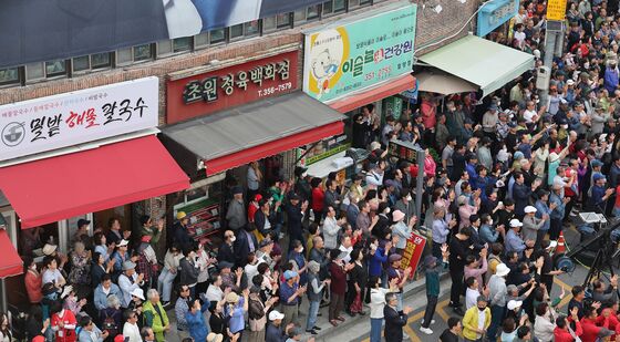 김문수 후보 보는 시민들