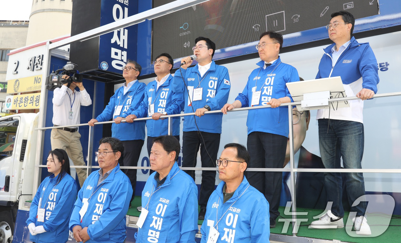 (제천=뉴스1) 손도언 기자 = 박찬대 더불어민주당 총괄선거대책위원장이 14일 충북 제천 중앙시장을 찾아 시민들과 인사하며 이재명 후보의 지지를 호소하고 있다. 2025.5.14/ …