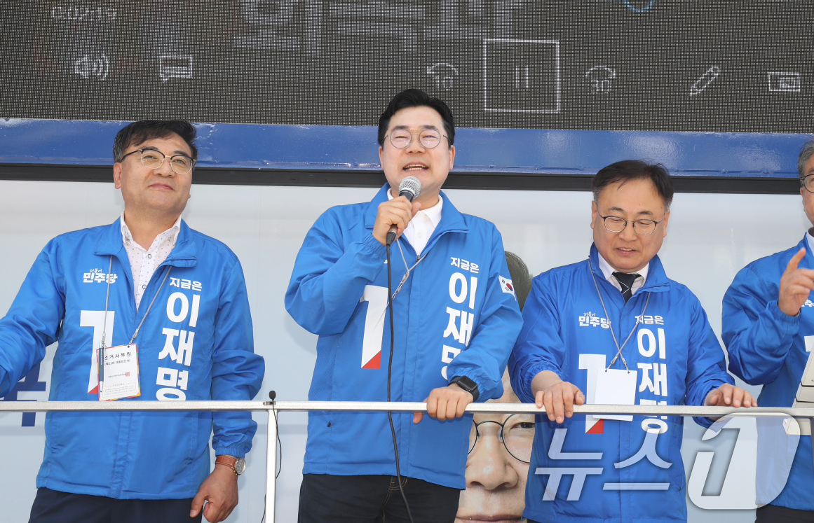 (제천=뉴스1) 손도언 기자 = 박찬대 더불어민주당 총괄선거대책위원장이 14일 충북 제천 중앙시장을 찾아 시민들과 인사하며 이재명 후보의 지지를 호소하고 있다. 2025.5.14/ …