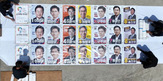 선거벽보 첩부 준비에 분주한 손길