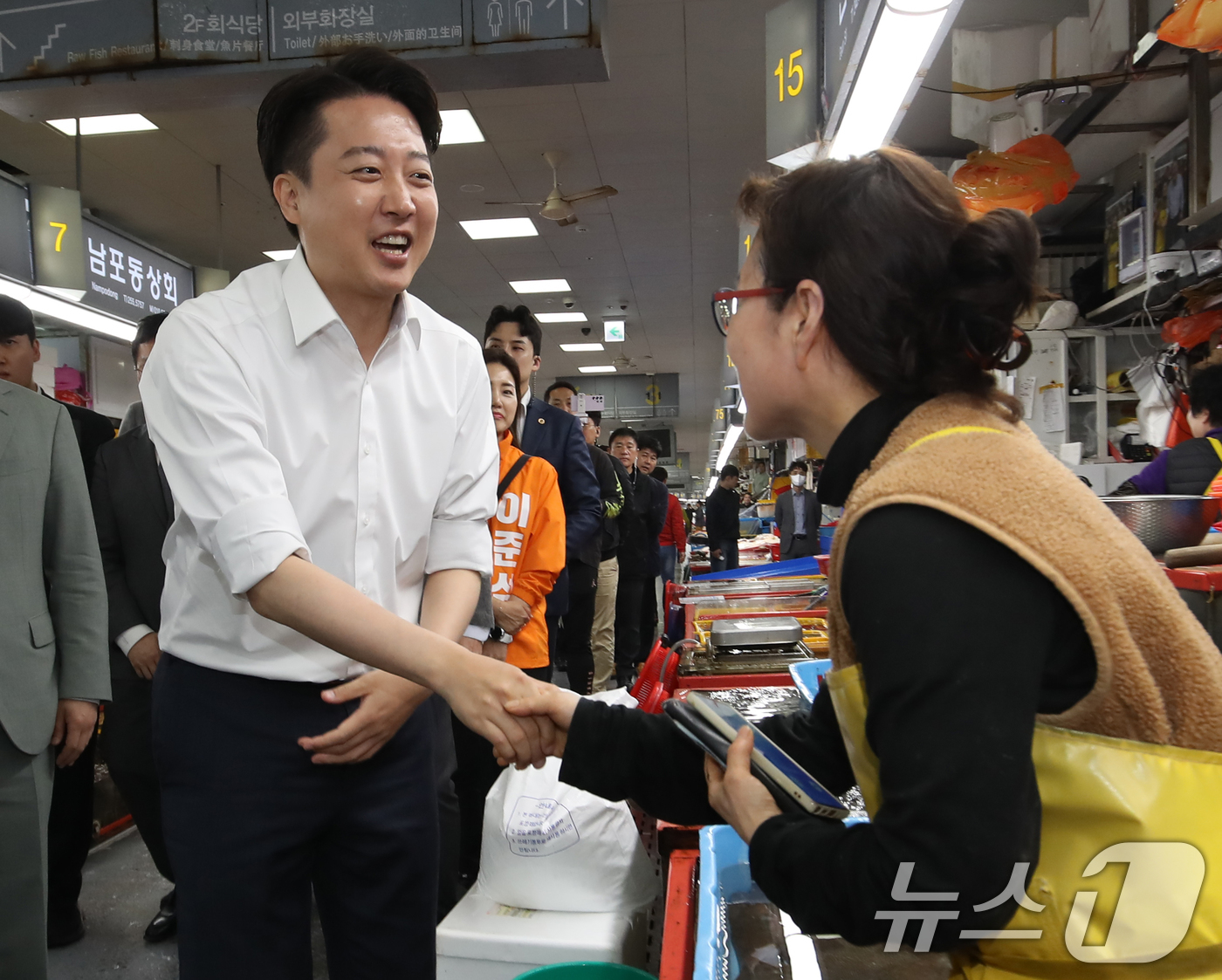(부산=뉴스1) 윤일지 기자 = 이준석 개혁신당 대통령 후보가 14일 부산 중구 자갈치시장을 찾아 상인들과 인사하며 지지를 호소하고 있다.  2025.5.14/뉴스1