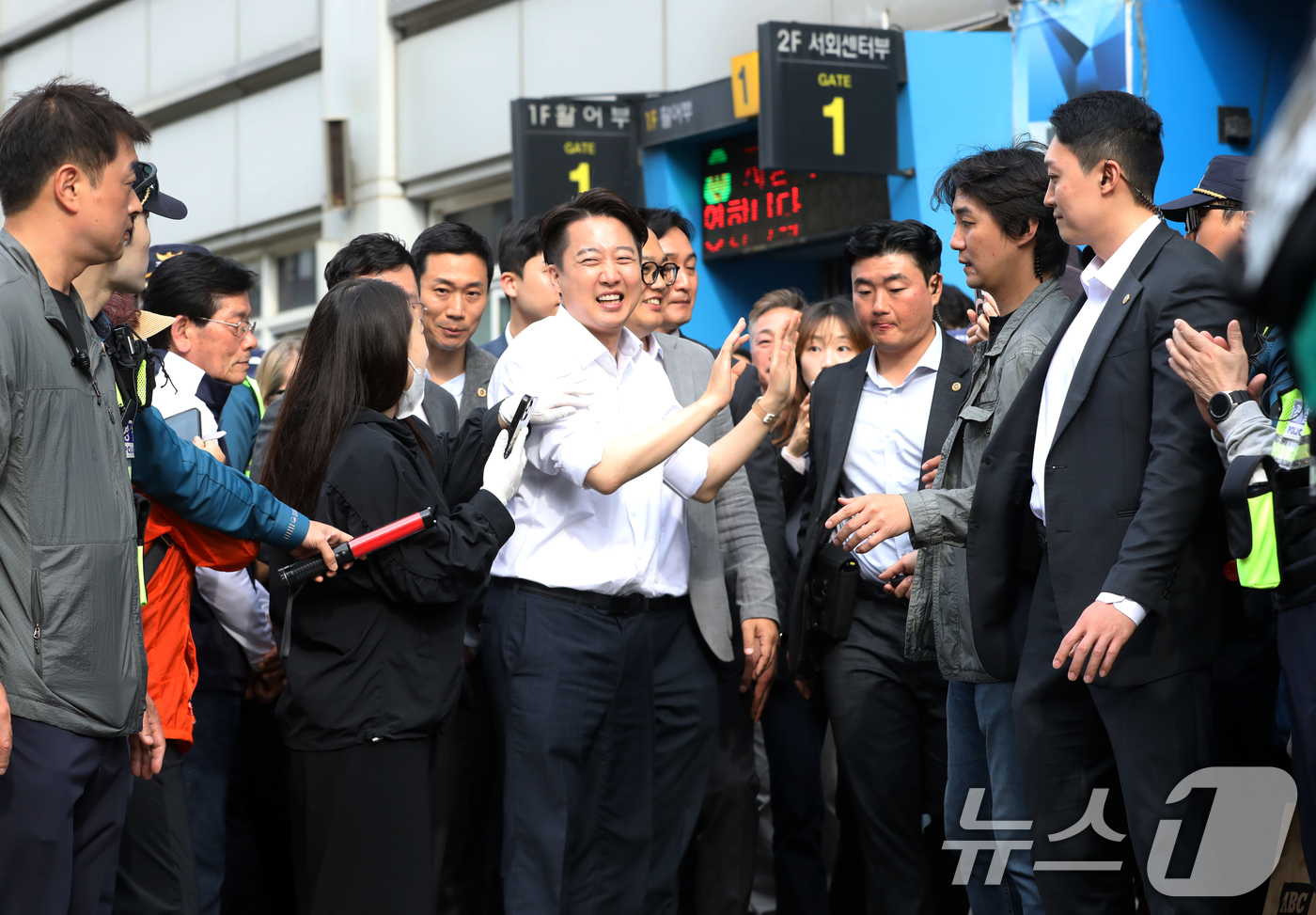 (부산=뉴스1) 윤일지 기자 = 이준석 개혁신당 대통령 후보가 14일 부산 중구 자갈치시장을 찾아 시민들에게 지지를 호소하고 있다. 2025.5.14/뉴스1