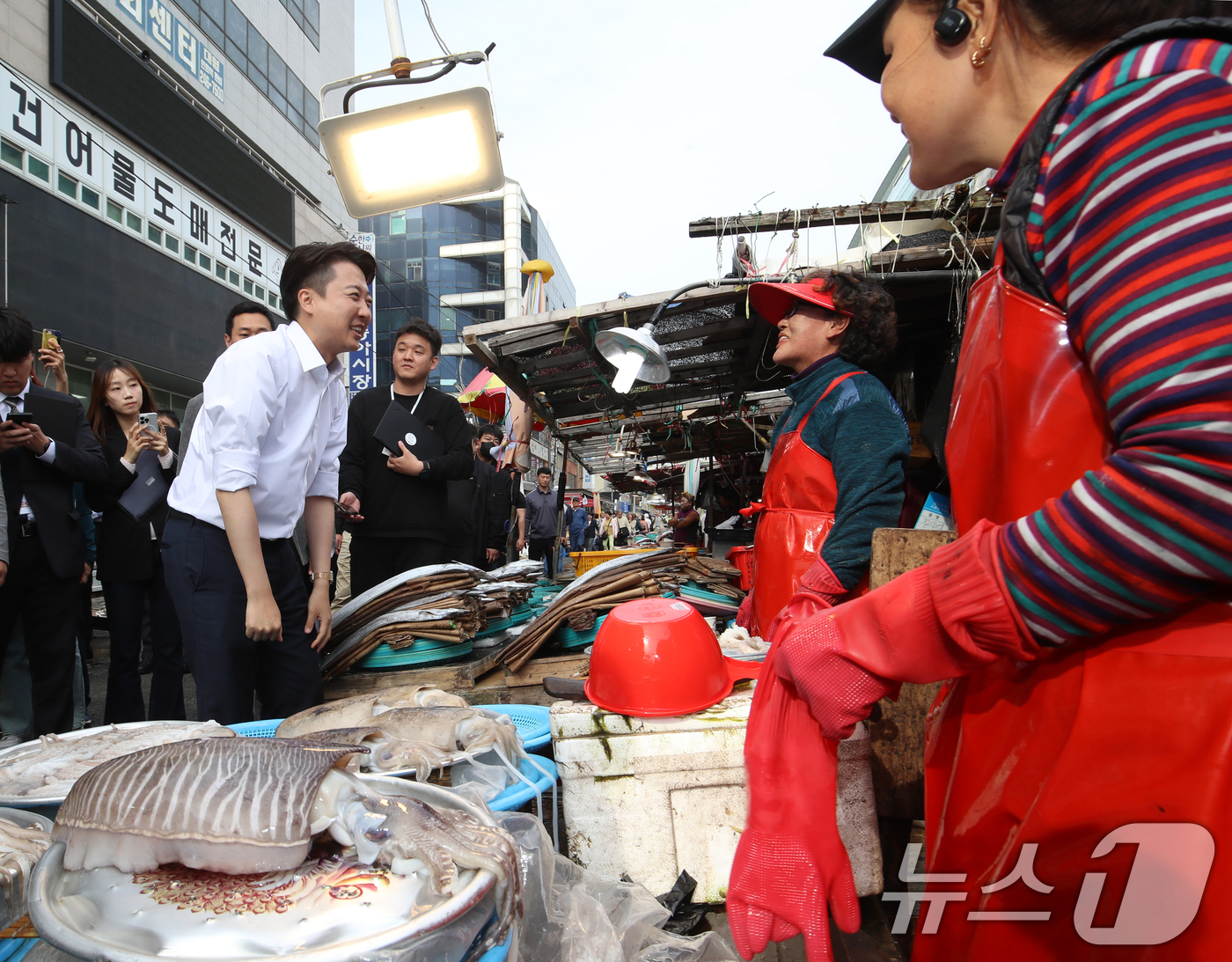 (부산=뉴스1) 윤일지 기자 = 이준석 개혁신당 대통령 후보가 14일 부산 중구 자갈치시장을 찾아 상인들과 인사하며 지지를 호소하고 있다.  2025.5.14/뉴스1