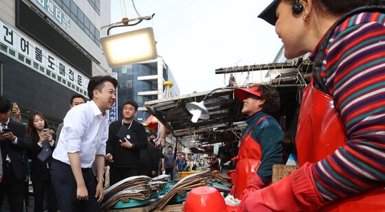 부산 자갈치시장 상인과 대화하는 이준석
