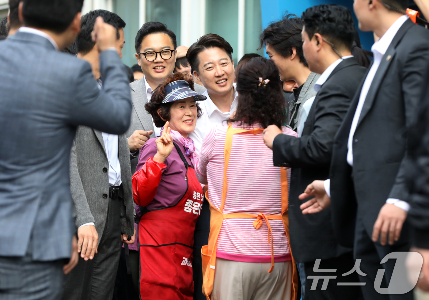 (부산=뉴스1) 윤일지 기자 = 이준석 개혁신당 대통령 후보가 14일 부산 중구 자갈치시장을 찾아 상인들에게 지지를 호소하며 사진을 찍고 있다. 2025.5.14/뉴스1