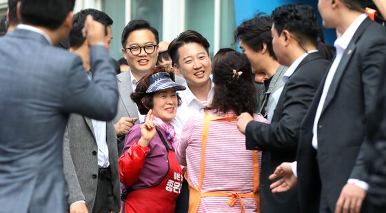 이준석 후보, 자갈치시장 상인과 '찰칵'