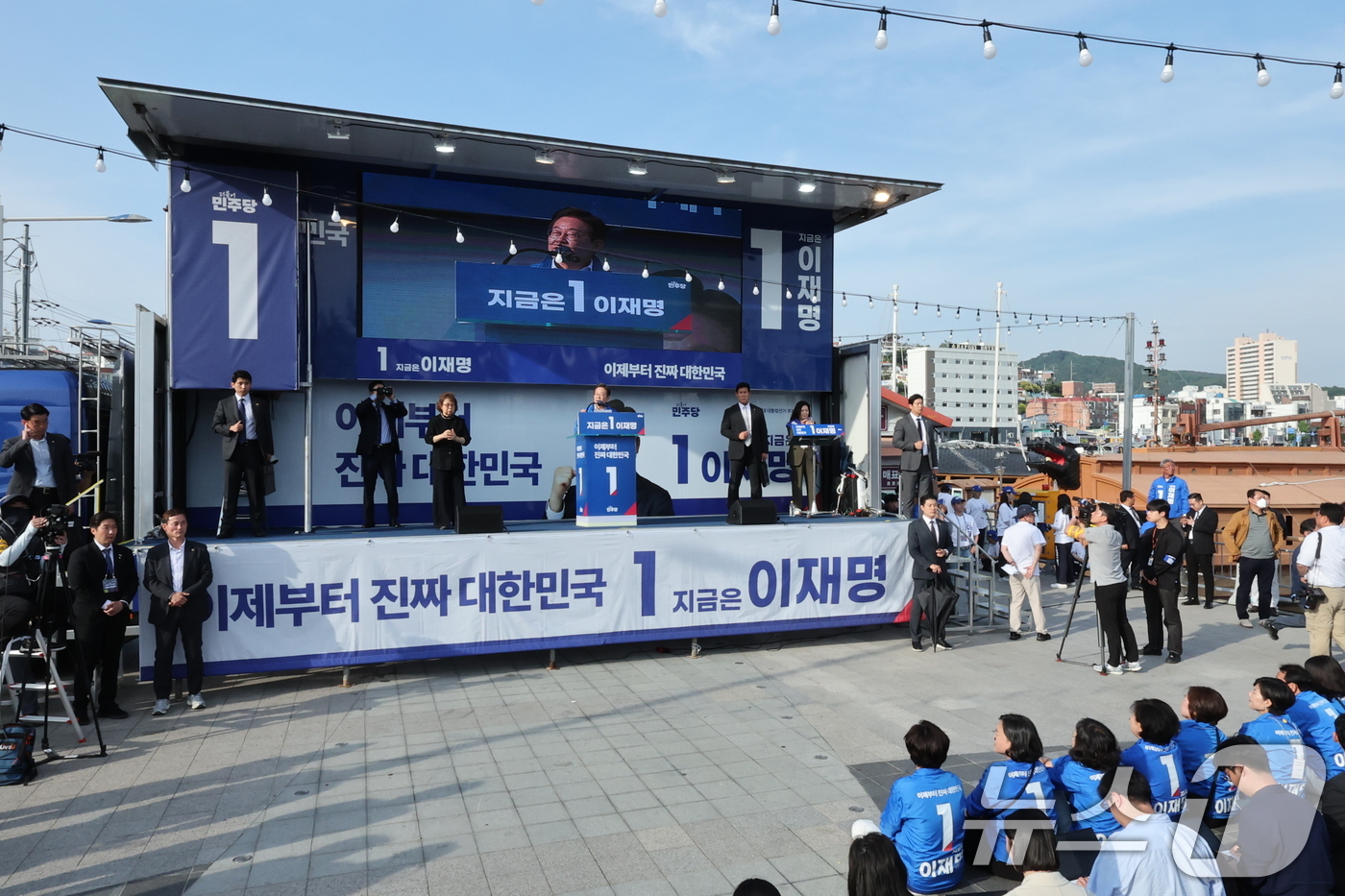 (통영=뉴스1) 안은나 기자 = 이재명 더불어민주당 대통령 후보가 14일 오후 경남 통영시 강구안 문화마당을 찾아 지지를 호소하고 있다. 2025.5.14/뉴스1