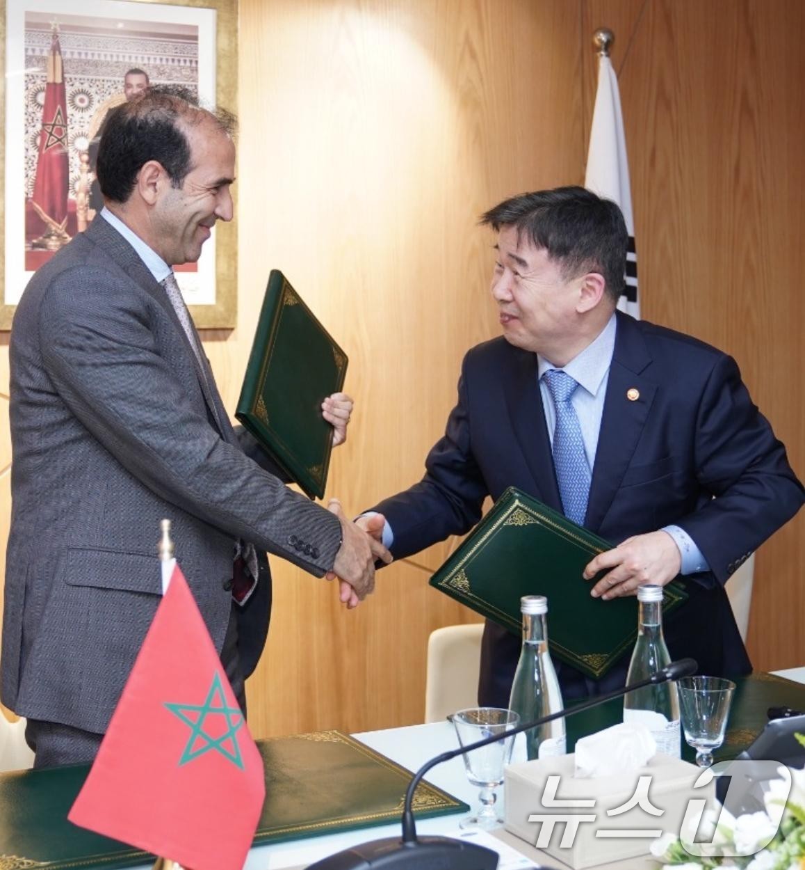 (서울=뉴스1) = 유철환 국민권익위원회 위원장과 모하메드 베날릴루 모로코 부패방지위원회 의장이 지난 13일(현지시간) 모로코 부패방지위원회에서 국가 청렴성 증진 및 부패예방을 위 …