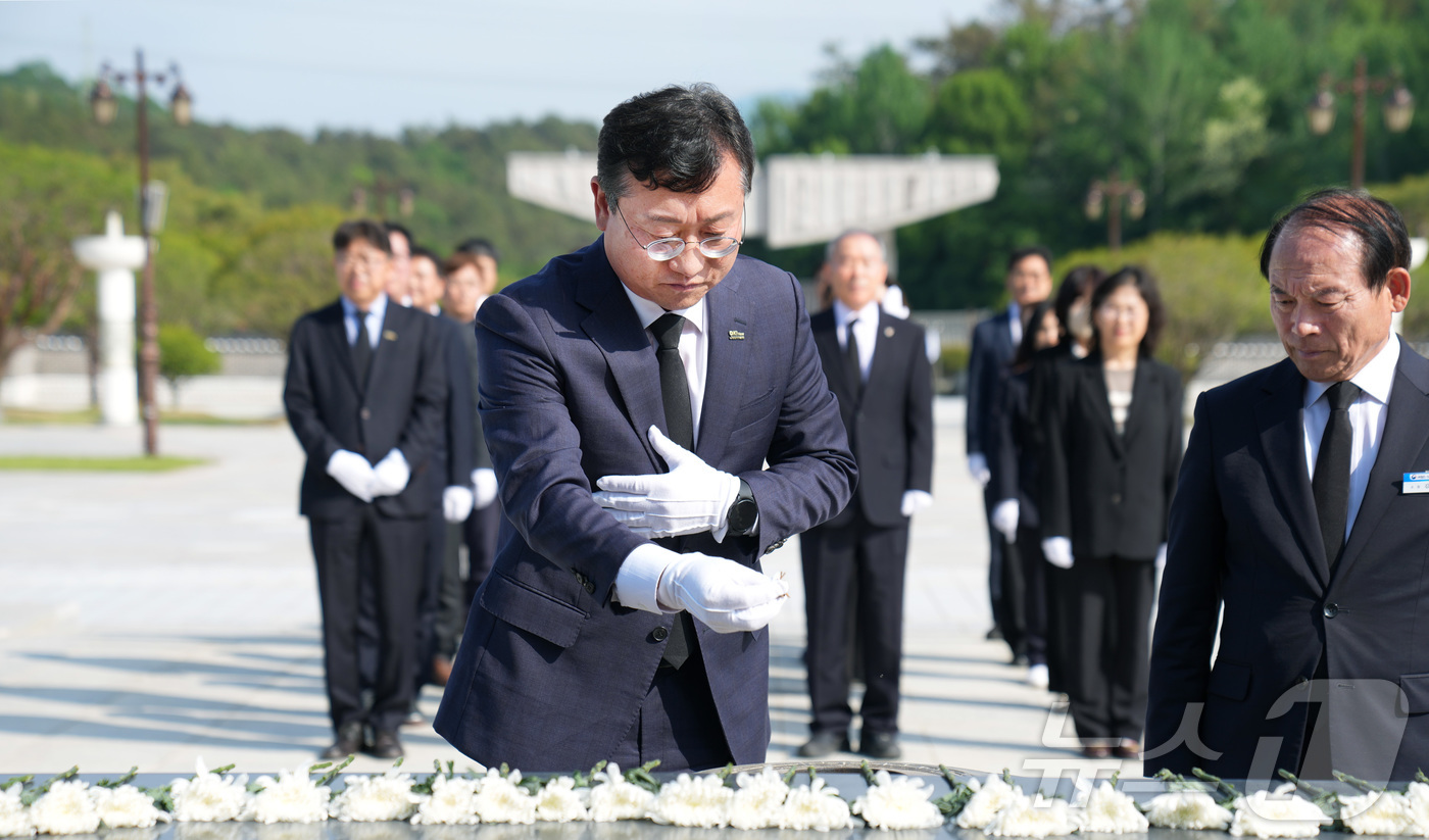 (무안=뉴스1) 전원 기자 = 명창환 전라남도 행정부지사가 5·18 민주화운동 45주년을 앞둔 14일 도 실·국장과 함께 국립 5·18 민주묘지를 방문해 오월 민주영령들에게 헌화· …