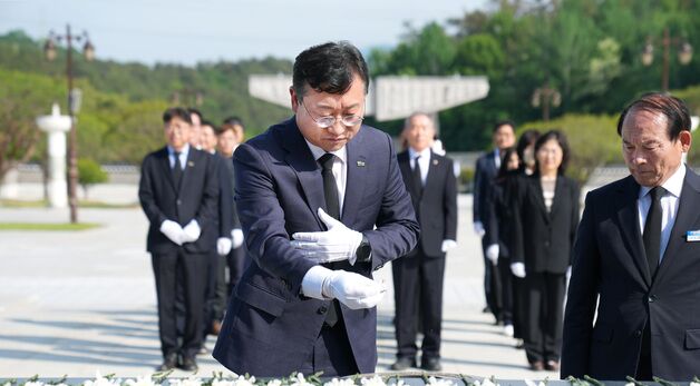 명창환 전남도 행정부지사, 5.18묘역 참배