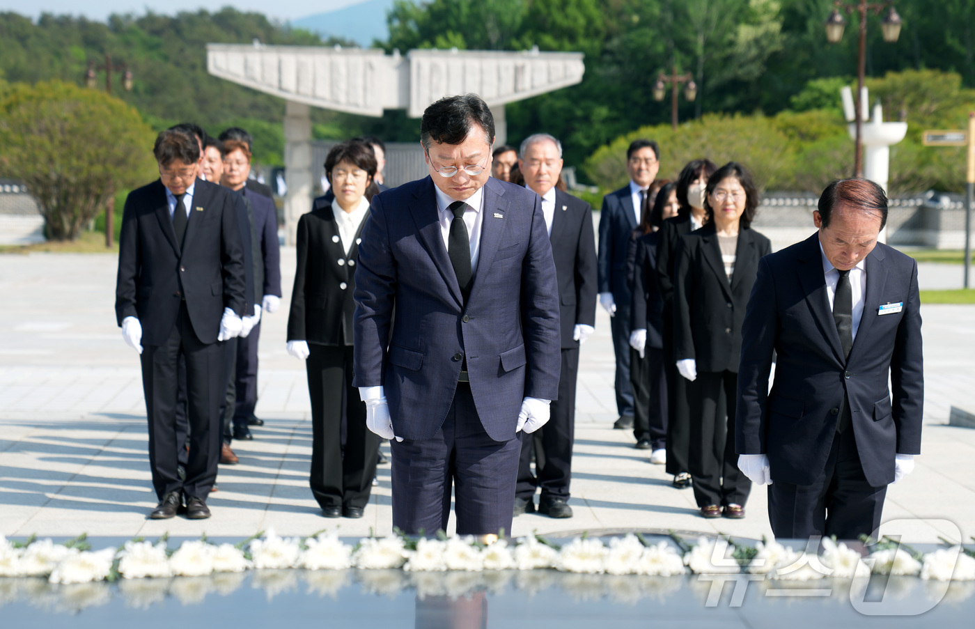 (무안=뉴스1) 전원 기자 = 명창환 전라남도 행정부지사가 5·18 민주화운동 45주년을 앞둔 14일 도 실·국장과 국립 5·18 민주묘지를 방문해 오월 민주영령들에게 헌화·분향을 …