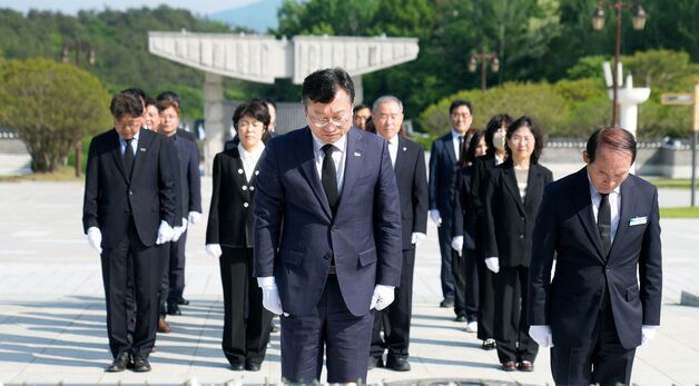 명창환 전남도 행정부지사, 5.18묘역 참배