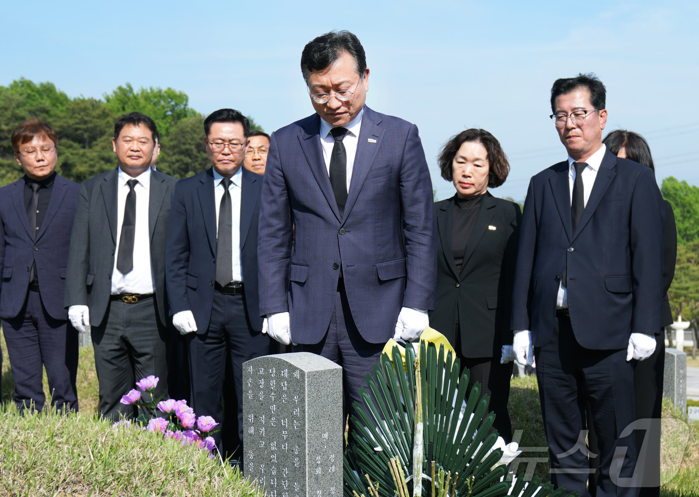 (무안=뉴스1) 전원 기자 = 명창환 전라남도 행정부지사가 5·18 민주화운동 45주년을 앞둔 14일 도 실·국장과 함께 국립 5·18 민주묘지를 방문해 고 박태조 열사 묘지에 참 …