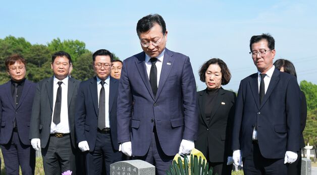명창환 전남도 행정부지사, 5.18묘역 참배