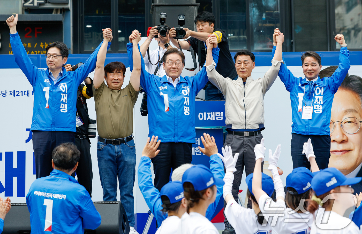 (창원=뉴스1) 안은나 기자 = 이재명 더불어민주당 대통령 후보가 부산·경남(PK) 지역 유세에 나선 14일 경남 창원시 상남분수광장을 찾아 김경수 공동선대위원장, 송순호 경남도당 …