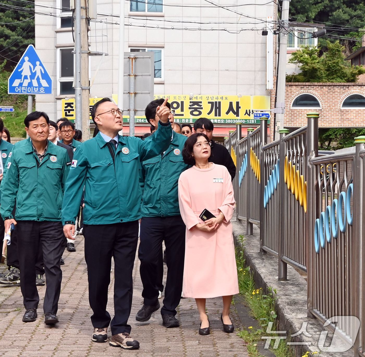 (서울=뉴스1) = 이한경 행정안전부 재난안전관리본부장이 14일 충북 청주시 봉덕초등학교를 방문해 어린이 보호구역 교통안전시설을 점검하고 있다. (행정안전부 제공. 재판매 및 DB …