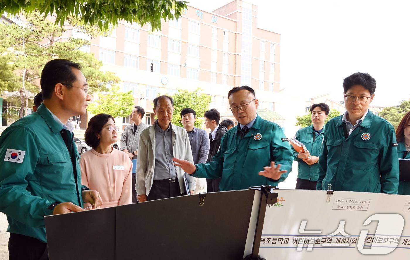 (서울=뉴스1) = 이한경 행정안전부 재난안전관리본부장이 14일 충북 청주시 봉덕초등학교를 방문해 어린이 보호구역 교통안전시설 현황을 청취하고 있다. (행정안전부 제공. 재판매 및 …