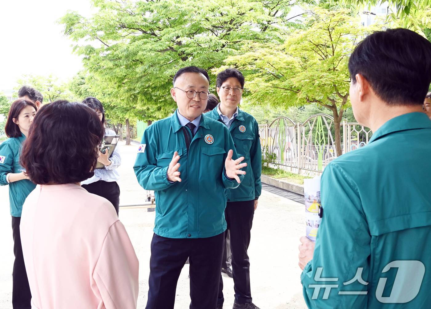 (서울=뉴스1) = 이한경 행정안전부 재난안전관리본부장이 14일 충북 청주시 봉덕초등학교를 방문해 어린이 보호구역 교통안전시설 현황을 청취하고 있다. (행정안전부 제공. 재판매 및 …