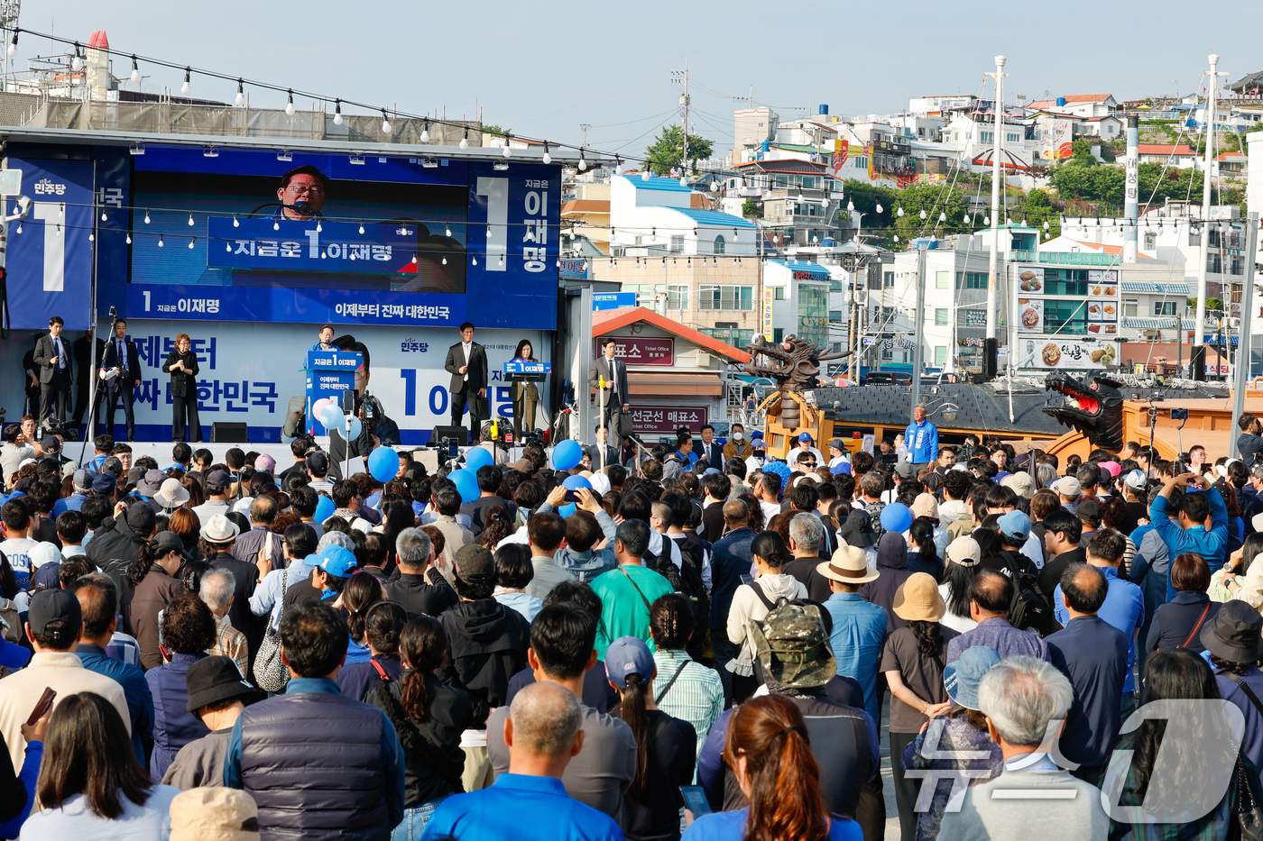 (통영=뉴스1) 안은나 기자 = 이재명 더불어민주당 대통령 후보가 14일 오후 경남 통영시 강구안 문화마당을 찾아 지지를 호소하는 가운데 오른쪽에 거북선 등 조선군선이 정박해 있다 …