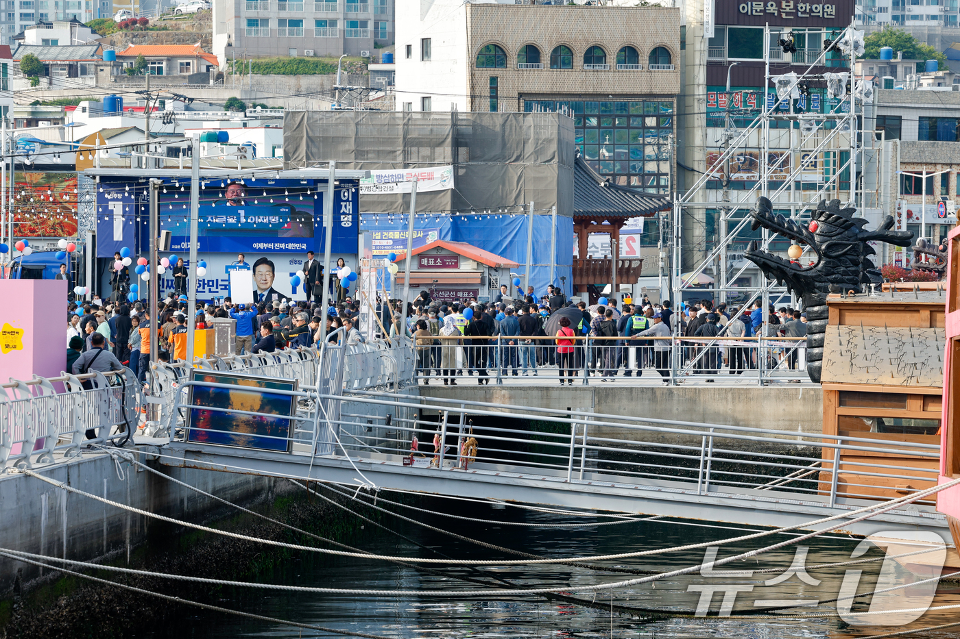 (통영=뉴스1) 안은나 기자 = 이재명 더불어민주당 대통령 후보가 14일 오후 경남 통영시 강구안 문화마당을 찾아 지지를 호소하는 가운데 오른쪽에 거북선 등 조선군선이 정박해 있다 …