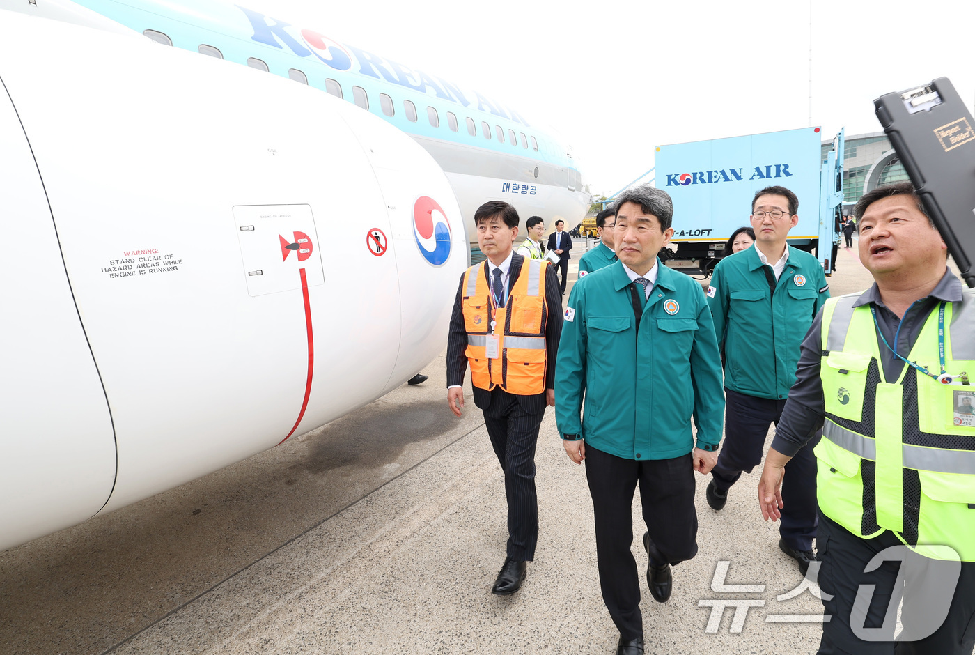 (서울=뉴스1) 임세영 기자 = 이주호 대통령 권한대행 부총리 겸 교육부 장관이 14일 제주공항에서 항공기 이륙 전 정비 상황을 점검하고 있다. (교육부 제공, 재판매 및 DB 금 …