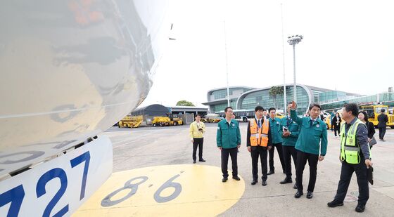 제주공항 안전시설 점검하는 이주호 권한대행