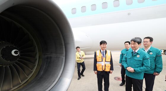 항공기 이륙 전 정비상황 점검하는 이주호 권한대행