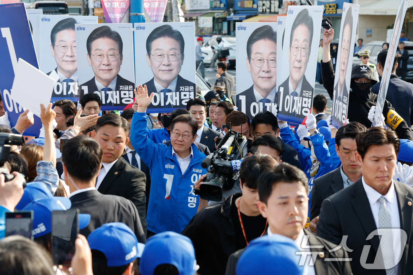 (통영=뉴스1) 안은나 기자 = 이재명 더불어민주당 대통령 후보가 14일 오후 경남 통영시 강구안 문화마당을 찾아 인사하고 있다. 2025.5.14/뉴스1