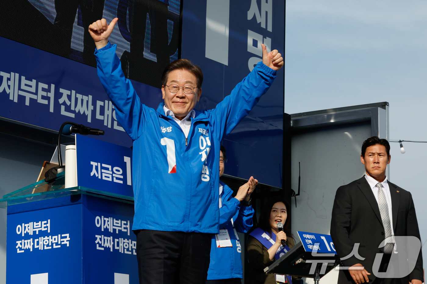 (통영=뉴스1) 안은나 기자 = 이재명 더불어민주당 대통령 후보가 14일 오후 경남 통영시 강구안 문화마당을 찾아 인사하고 있다. 2025.5.14/뉴스1