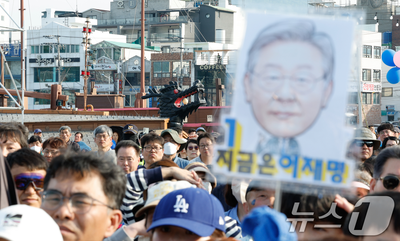 (통영=뉴스1) 안은나 기자 = 이재명 더불어민주당 대통령 후보가 14일 오후 경남 통영시 강구안 문화마당을 찾아 지지를 호소하는 가운데 거북선 등 조선군선이 정박해 있다. 202 …