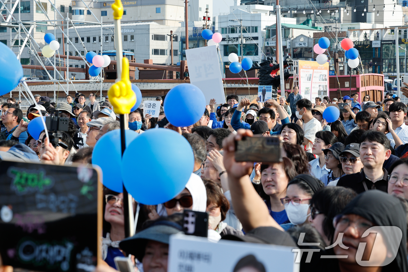 (통영=뉴스1) 안은나 기자 = 이재명 더불어민주당 대통령 후보가 14일 오후 경남 통영시 강구안 문화마당을 찾아 지지를 호소하는 가운데 거북선 등 조선군선이 정박해 있다. 202 …