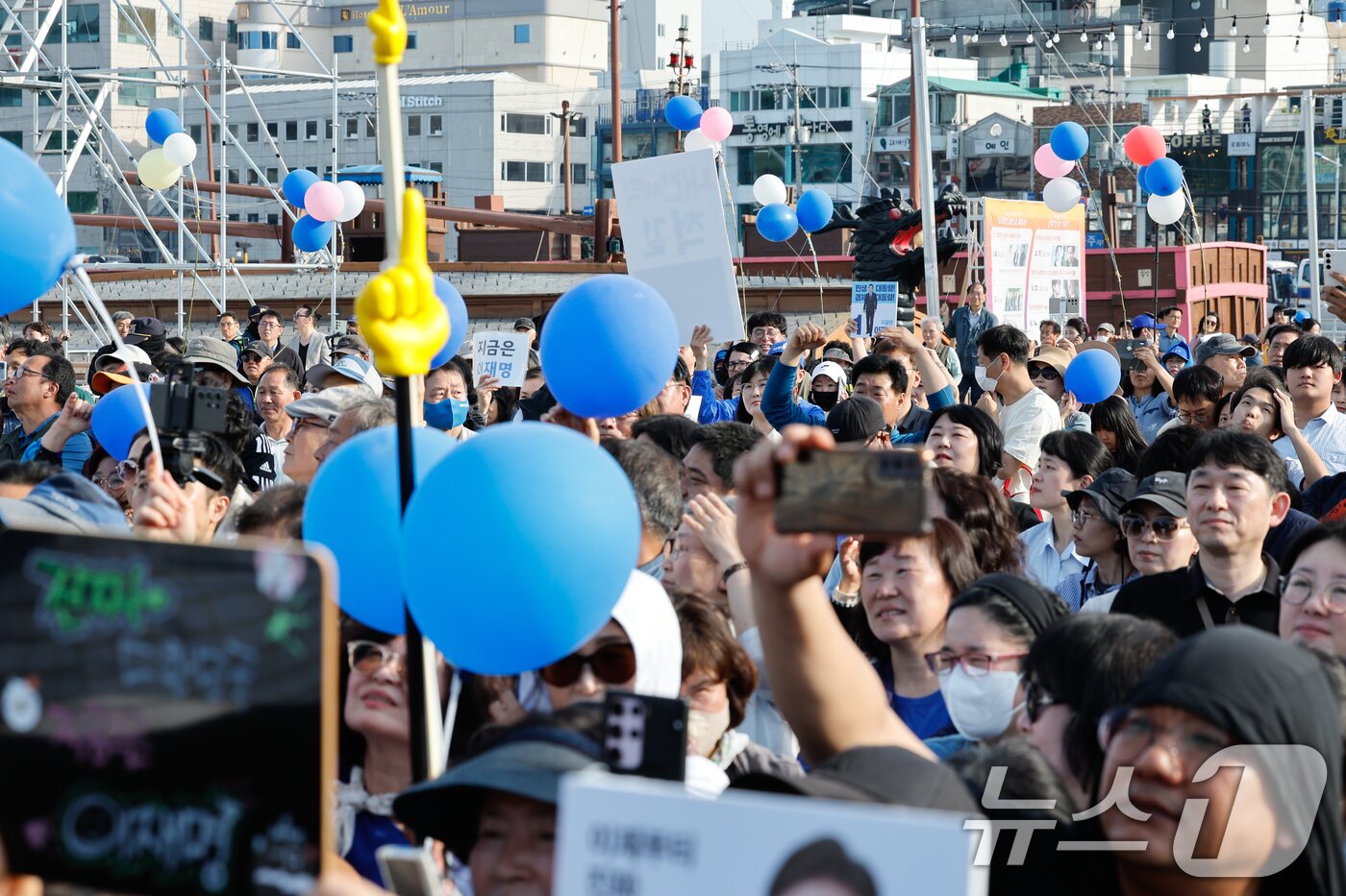 본문 이미지 - 이재명 더불어민주당 대통령 후보가 14일 오후 경남 통영시 강구안 문화마당을 찾아 지지를 호소하는 가운데 거북선 등 조선군선이 정박해 있다. 2025.5.14/뉴스1 ⓒ News1 안은나 기자