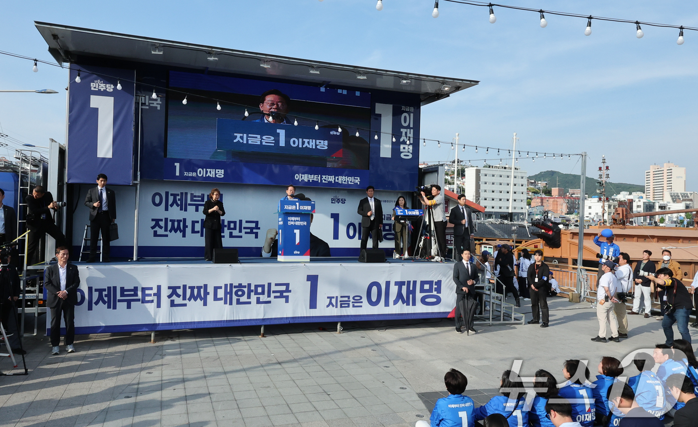 (통영=뉴스1) 안은나 기자 = 이재명 더불어민주당 대통령 후보가 14일 오후 경남 통영시 강구안 문화마당을 찾아 지지를 호소하는 가운데 오른쪽에 거북선 등 조선군선이 정박해 있다 …