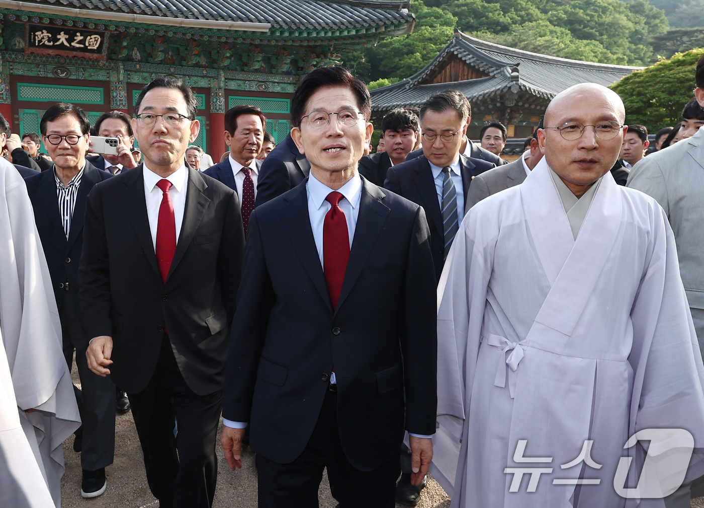 (양산=뉴스1) 김민지 기자 = 김문수 국민의힘 대통령 후보가 14일 경남 양산시 통도사를 방문해 이동하고 있다. 2025.5.14/뉴스1