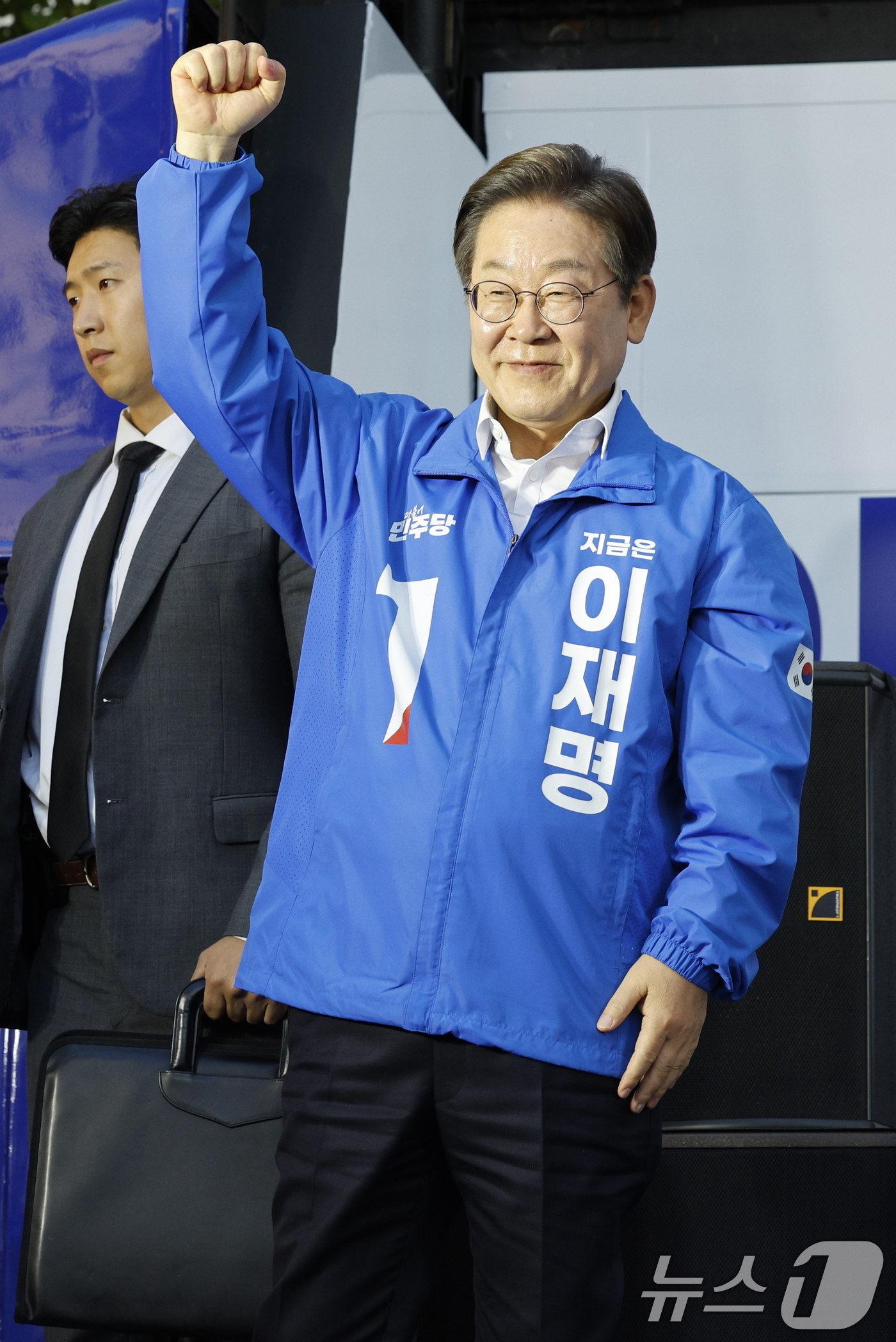 (거제=뉴스1) 안은나 기자 = 이재명 더불어민주당 대통령 후보가 14일 오후 경남 거제시 엠파크 차없는 거리를 찾아 지지를 호소하고 있다. 2025.5.14/뉴스1