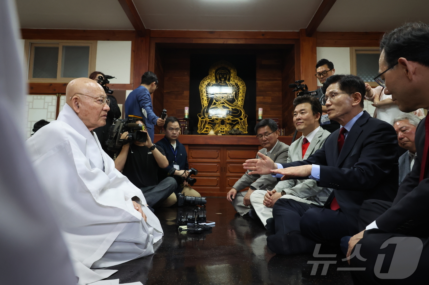 (양산=뉴스1) 김민지 기자 = 김문수 국민의힘 대선 후보가 14일 경남 양산 통도사에서 대한불교조계종 종정 중봉 성파 대종사를 예방하고 있다. (공동취재) 2025.5.14/뉴스 …