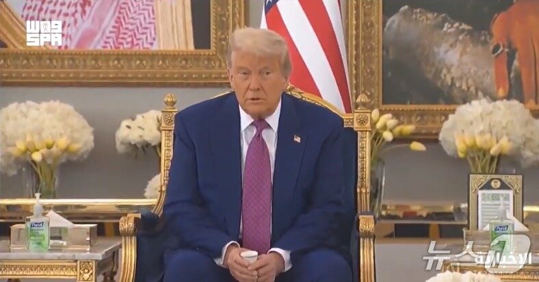 본문 이미지 - 도널드 트럼프 미국 대통령이 13일(현지시간) 사우디아라비아를 방문해 환영의 의미로 건넨 커피를 마시지 않았다. (출처=사우디 통신사 엑스) 2025.5.14./뉴스1