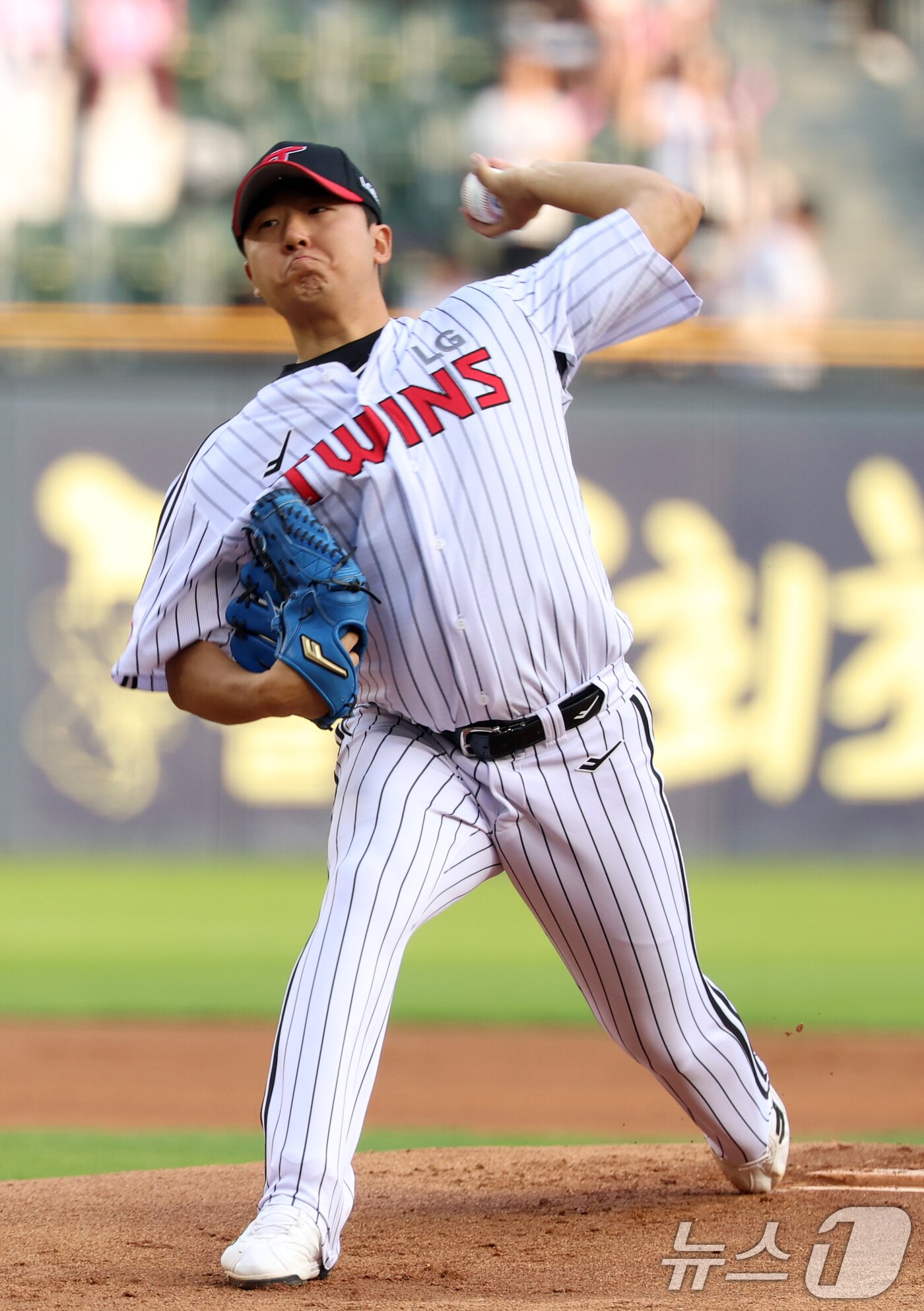 본문 이미지 - LG 트윈스 투수 송승기는 평균자책점 2.30으로 규정 이닝을 던진 국내 투수 중 1위다. 뉴스1 DB ⓒ News1 김명섭 기자