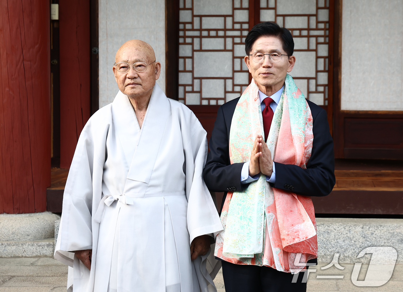 (양산=뉴스1) 김민지 기자 = 김문수 국민의힘 대선 후보가 14일 경남 양산 통도사에서 대한불교조계종 종정 중봉 성파 대종사 스님과 기념촬영을 하고 있다. 2025.5.14/뉴스 …