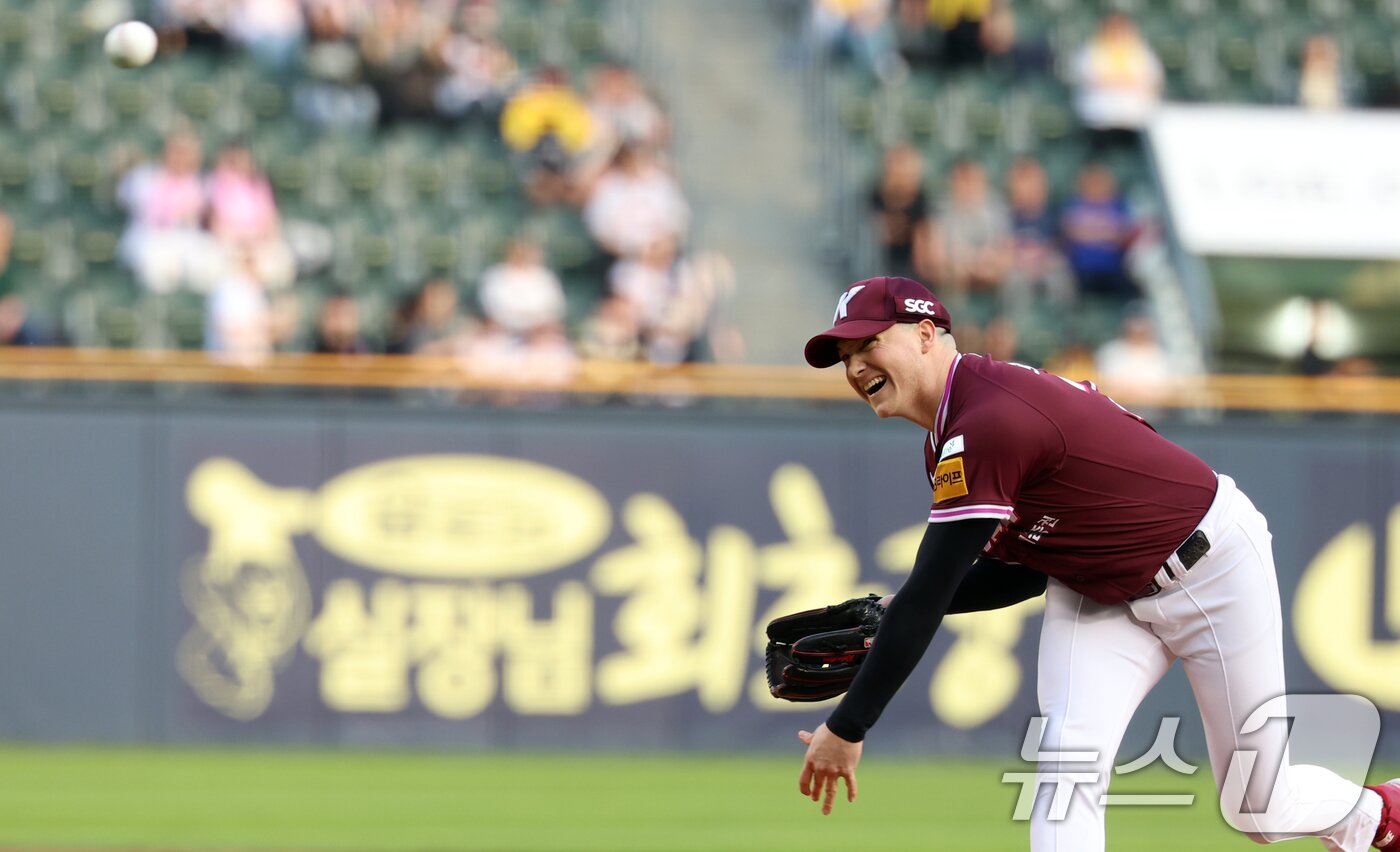 본문 이미지 - 14일 서울 송파구 잠실야구장에서 열린 프로야구 '2025 신한 SOL 뱅크 KBO리그' 키움 히어로즈와 LG 트윈스의 경기,1회말 키움 선발 로젠버그가 역투를 하고 있다. 2025.5.14/뉴스1 ⓒ News1 김명섭 기자