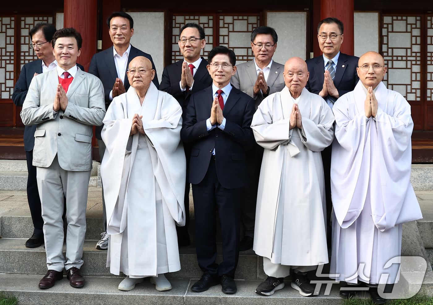 (양산=뉴스1) 김민지 기자 = 김문수 국민의힘 대선 후보가 14일 경남 양산 통도사에서 대한불교조계종 종정 중봉 성파 대종사 스님 등과 기념촬영을 하고 있다. 2025.5.14/ …