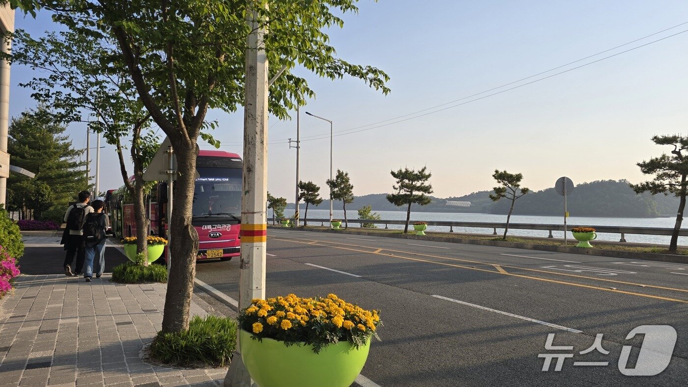 본문 이미지 - 경남 사천시에 자리한 우주항공청 임시청사 인근. 직원들이 퇴근 버스를 타는 와중 청사 앞으로 남해가 보인다./뉴스1 ⓒ News1 윤주영 기자
