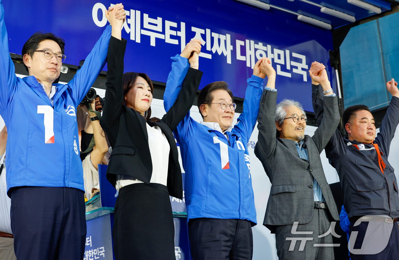 (거제=뉴스1) 안은나 기자 = 이재명 더불어민주당 대통령 후보가 14일 오후 경남 거제시 엠파크 차없는 거리를 찾아 김경수 공동선대위원장, 한화오션 조립4팀 신승훈 씨 등과 손을 …